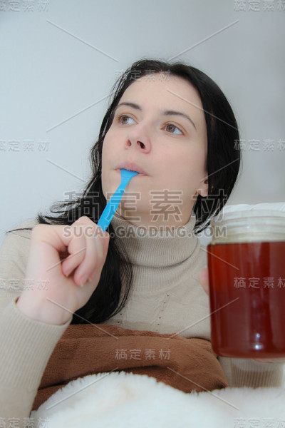 躺在床上的年轻妇女
