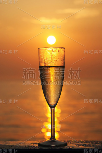 太阳在玻璃杯里