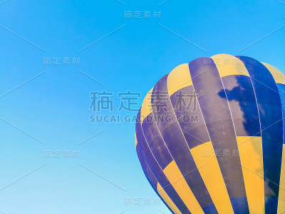 热气球飞过蓝天的田野