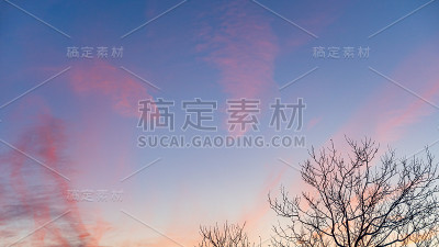 美丽的布鲁克林冬季天空与云彩在红色日落。