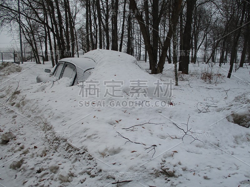 废弃在雪地里的俄罗斯老爷车几乎完全被它覆盖了