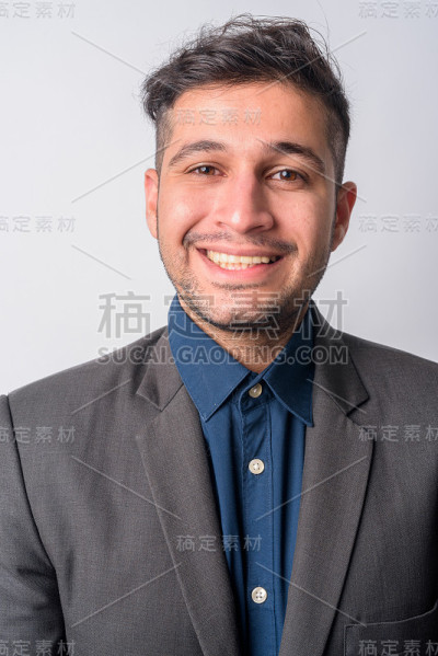 年轻的波斯商人脸上挂着幸福的微笑