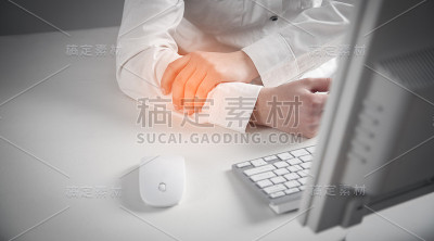 手痛的女孩。办公室综合症