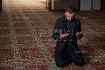 穆斯林男子在清真寺祈祷