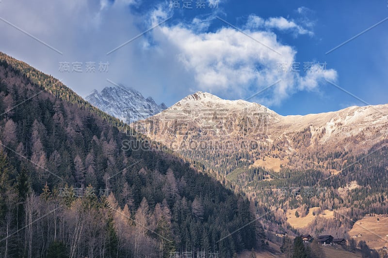 令人惊叹的山景，山顶的阿尔卑斯山与蓝色的多云的天空