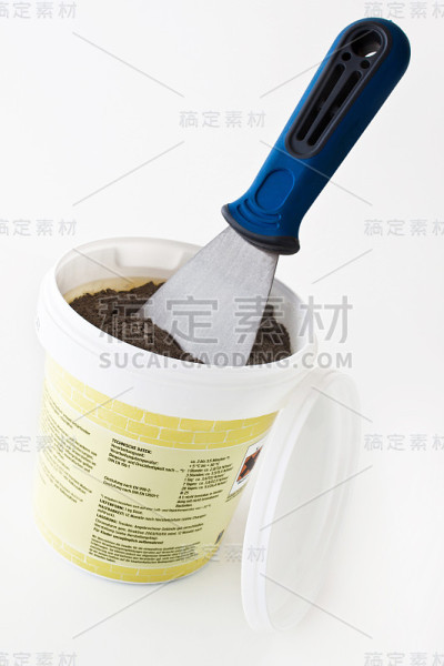 手工水泥和油灰刀在白色背景上