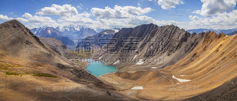 全景山景，深谷中的绿松石湖