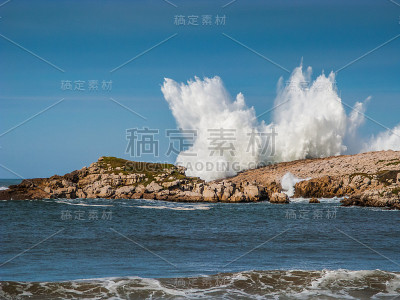 巨浪掠过岩石
