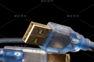 USB插头上的蓝色电缆与标志。标准A型公连接器，黑色隔离。