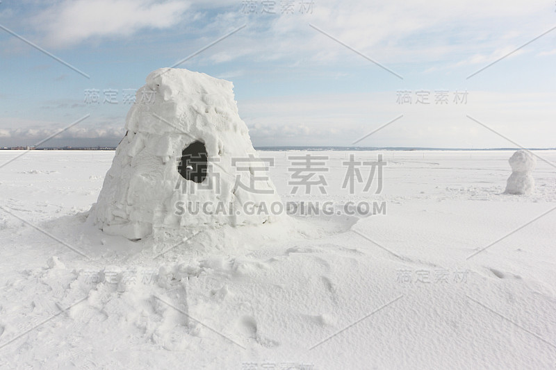 冬季，俄罗斯新西伯利亚的一座冰屋建在一个积雪的水库上