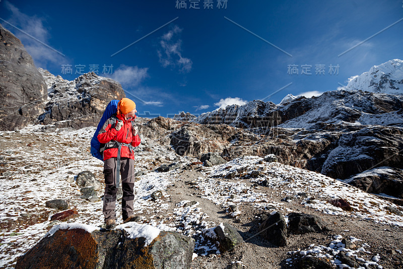 尼泊尔昆布山谷喜马拉雅山徒步旅行者