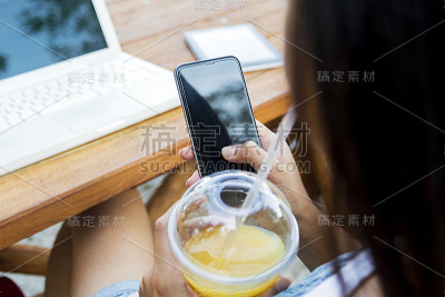 可爱的印尼女孩使用智能手机