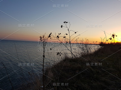 山顶上的宁静日落