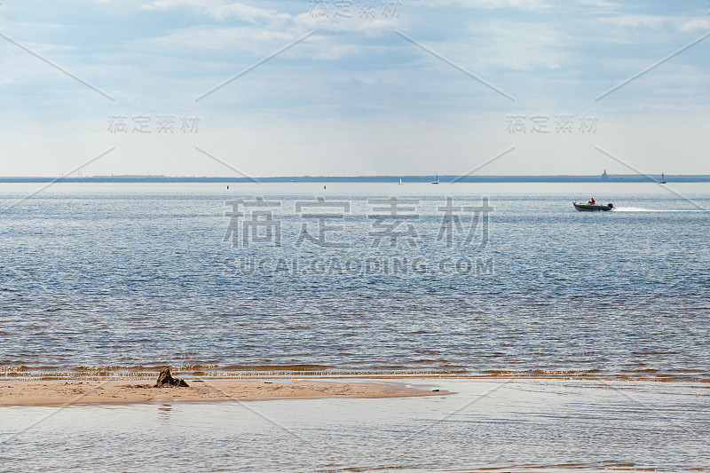 夏天的海湾里的小船