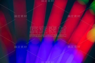 摘要多色荧光在黑色背景上