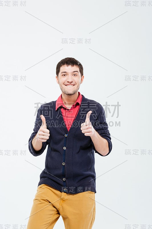 微笑随意的男人竖起大拇指