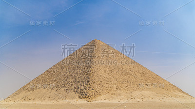 红色的金字塔。红色金字塔，也被称为北金字塔，是位于埃及开罗达赫舒尔墓地的三大金字塔中最大的。