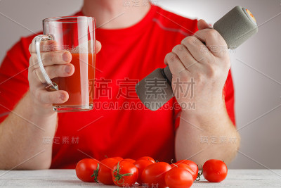 手拿番茄汁