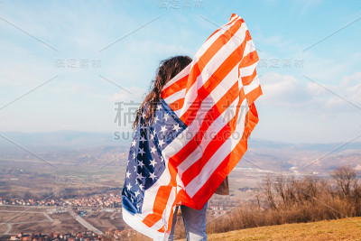 带着美国国旗的卷毛女孩