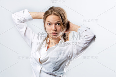 年轻漂亮的金发女郎，双臂伸展