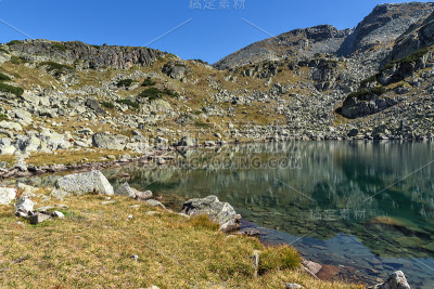 湖水清澈，瑞拉山景色迷人