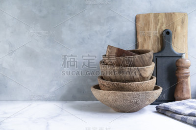 木制厨房背景与厨房用具