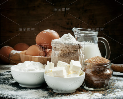 烘焙材料:牛奶，黄油，面粉，糖，鸡蛋