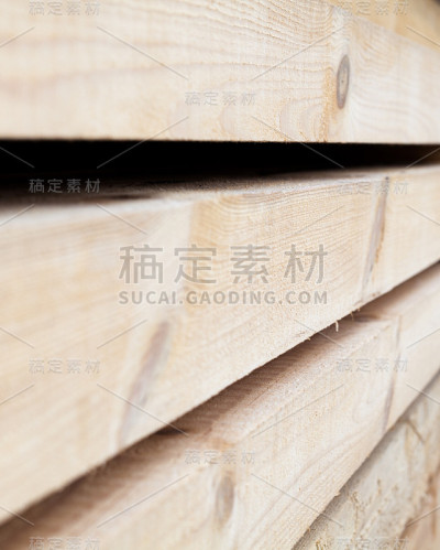 木板。用电吹风木材堆栈。