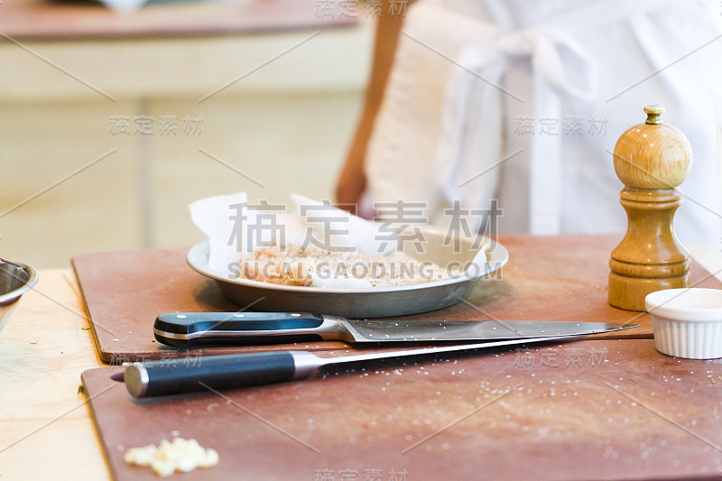 面条和鸡肉
