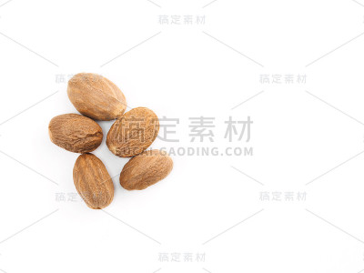 五个肉豆蔻在白色孤立的背景。印度烹饪，阿育吠陀，自然疗法的概念