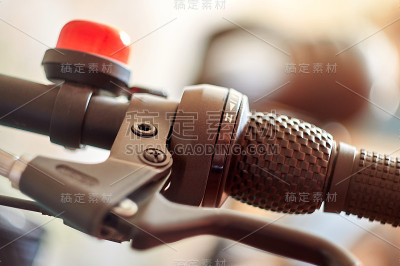 家里的自行车修理。为冬天后的自行车季做准备。特写镜头。
