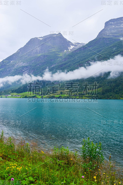 美丽的Oldevatnet冰湖和雾蒙蒙的山脉景观。挪威。