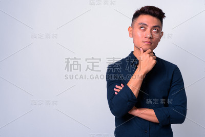 来自缅甸的年轻英俊男子的肖像在白色的背景下思考