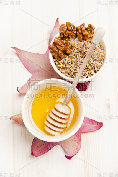 烘焙配料:蜂蜜，肉桂，坚果，八角。木