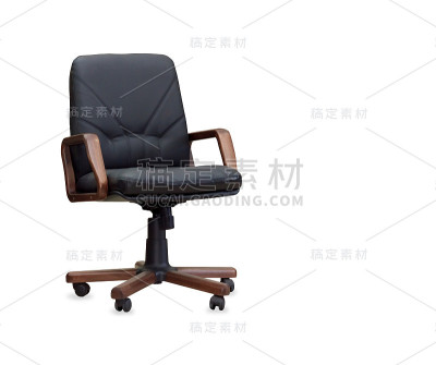 黑色皮革的办公椅。孤立的