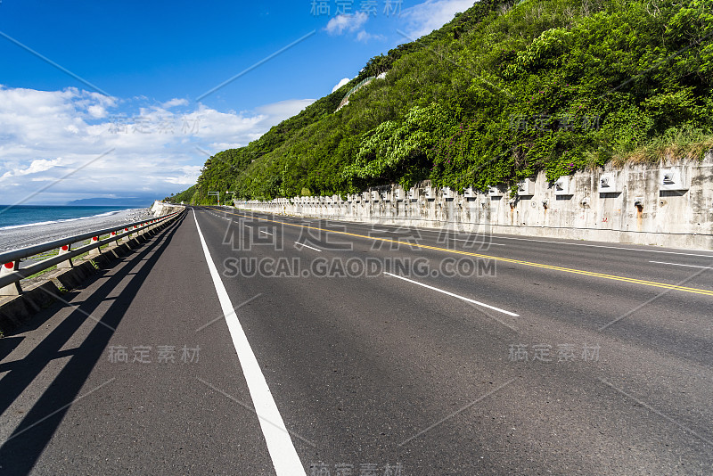 台湾东部乡村柏油路。