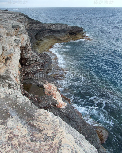 在马略卡岛海岸