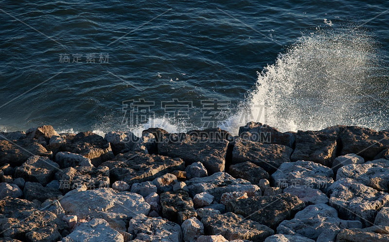 海浪撞击岩石