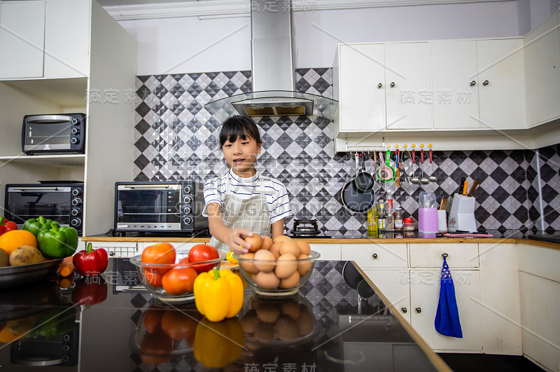 幸福家庭和小女儿一起在厨房做饭