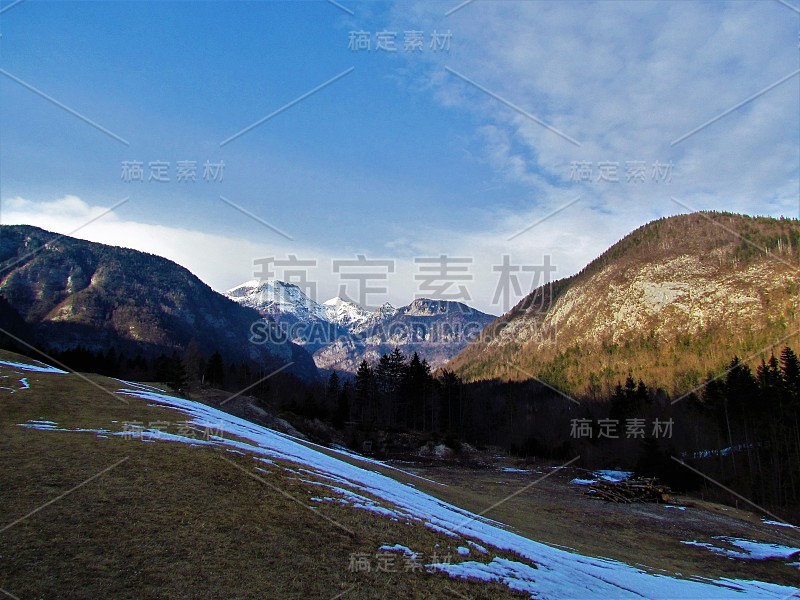 阳光下的山Tosc和Veliki Draski Vrh的风景