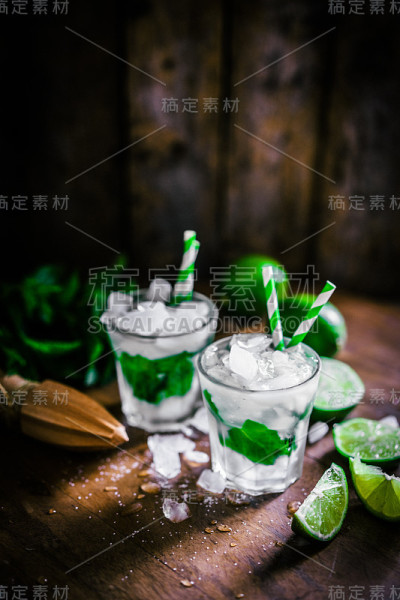 冷墨西托在木制背景上