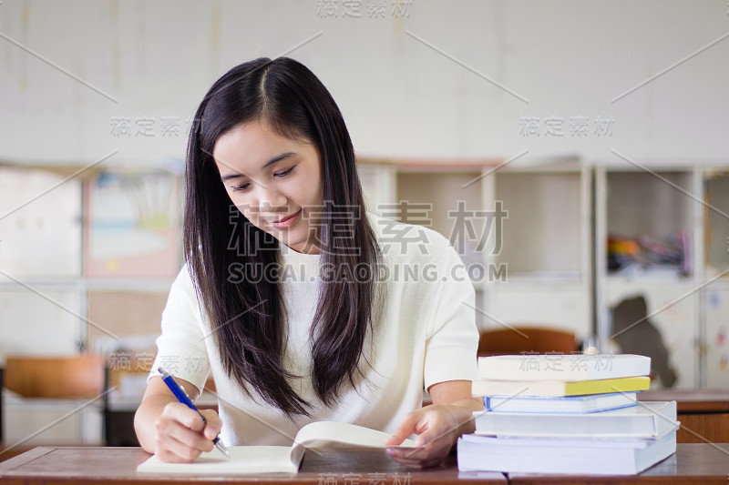 亚洲女性在教室里学习