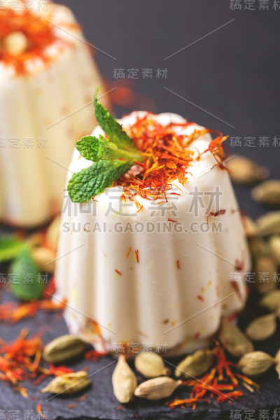 印度冰淇淋甜点，加藏红花，薄荷，坚果的冰淇淋
