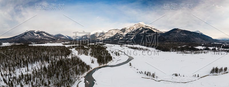 美丽的加拿大山景鸟瞰图