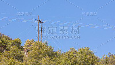 电线挂在蓝天上
