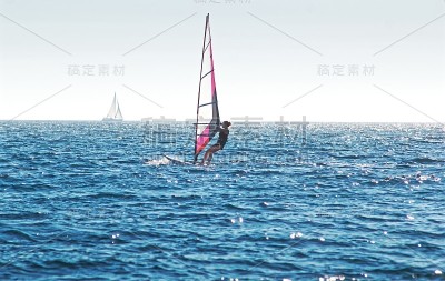 在蓝色的海面上冲浪