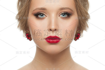 美丽女子的脸近距离肖像孤立
