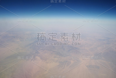 从飞机窗口看云和地球