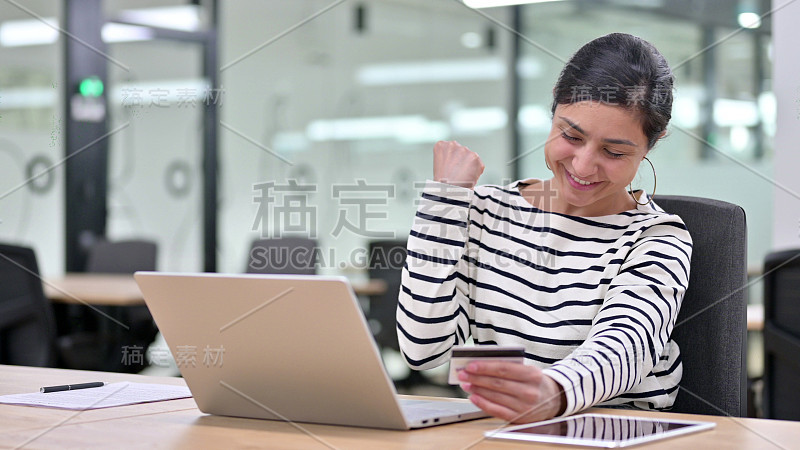 印度妇女在笔记本电脑上成功在线支付