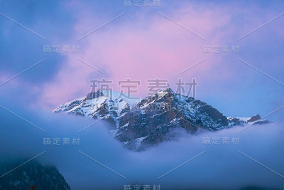 罗马尼亚布切吉山上令人惊叹的云彩